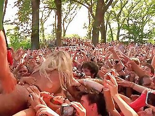 Lady Gaga Licked And Groped While Crowd Surfing Porn Be